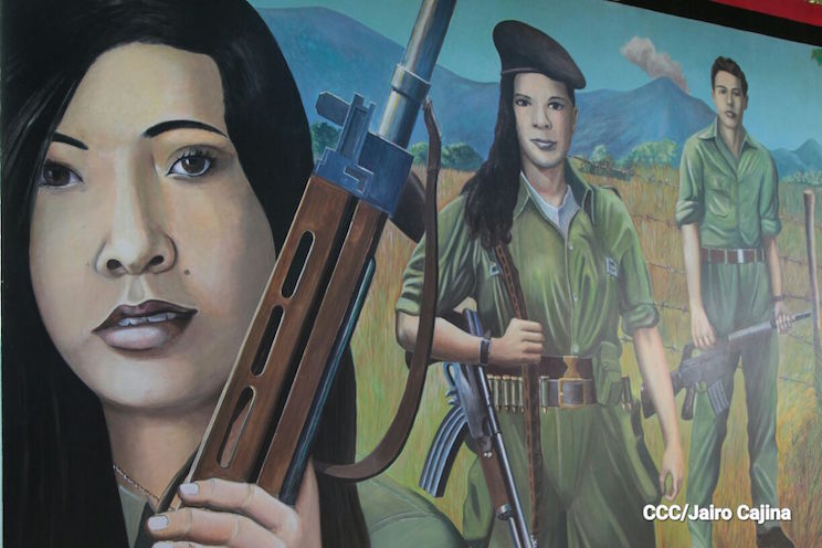 Leoneses inauguran monumento y mural en homenaje a Luisa Amanda y Enrique Lorente